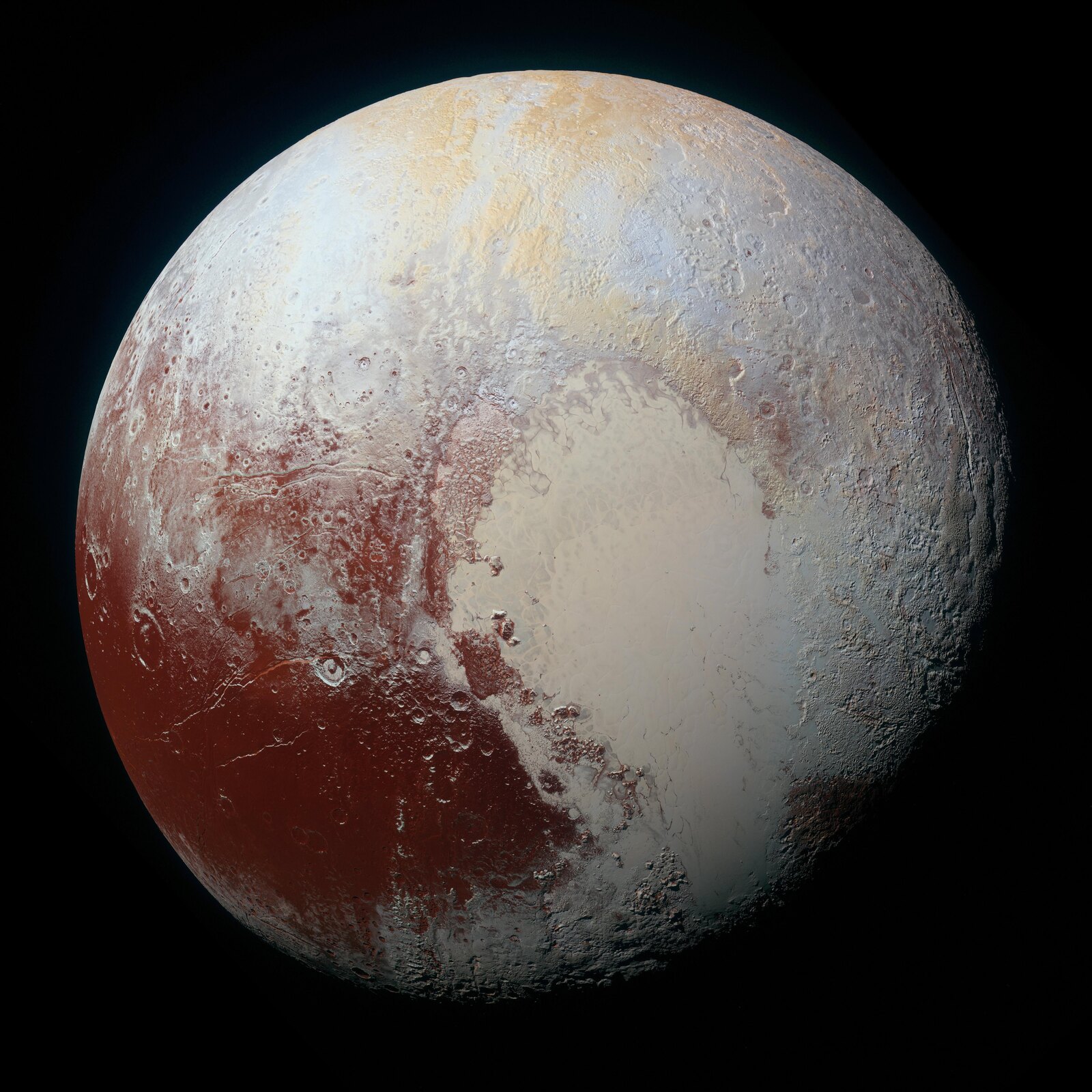 Vedere New Horizons a lui Pluto în culori accentuate, arătând culori variate ale suprafeței pe disc.