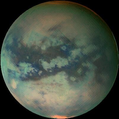Vedere în infraroșu, în culori false, a lui Titan din date Cassini, arătând variații de luminozitate legate de suprafață prin pâclă.